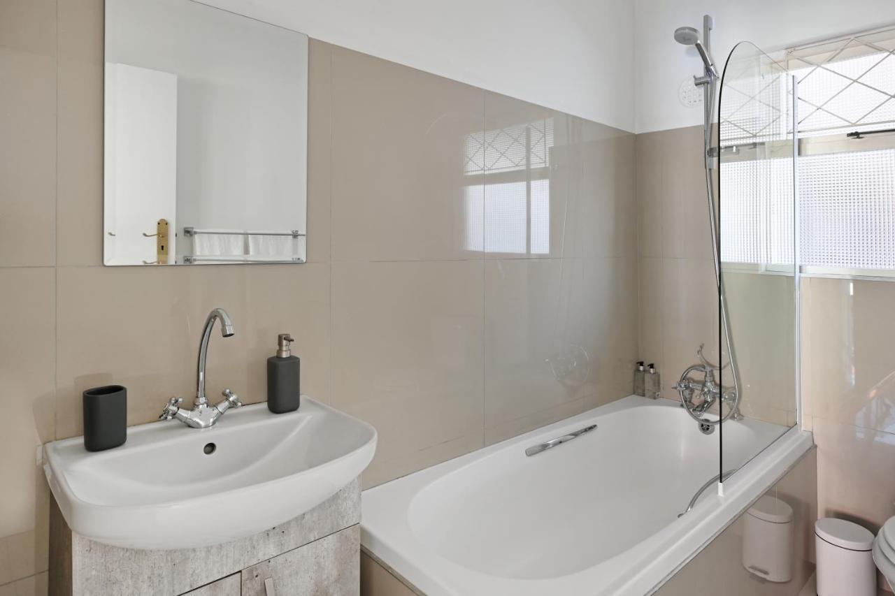 Bantry Bay With Amazing Views And A Short Walk To The Apartment Cape Town