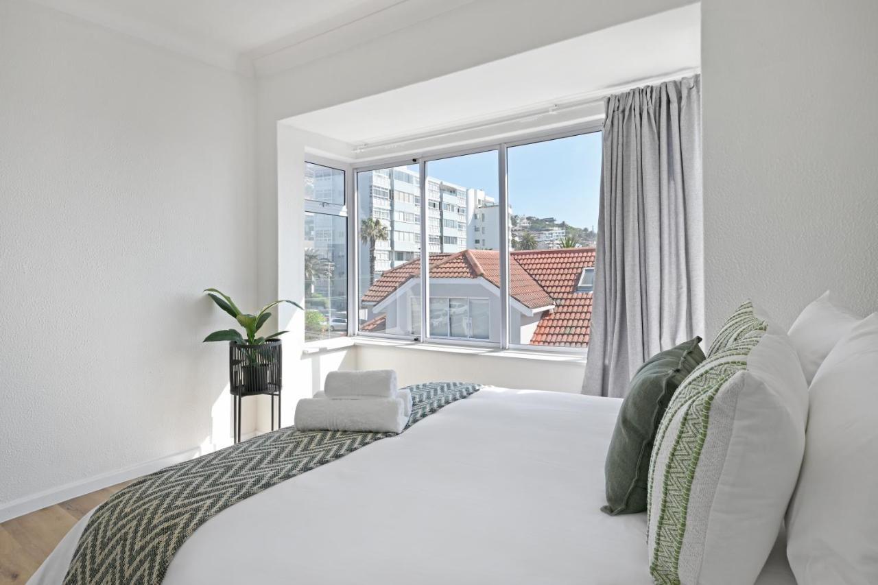 Bantry Bay With Amazing Views And A Short Walk To The Cape Town