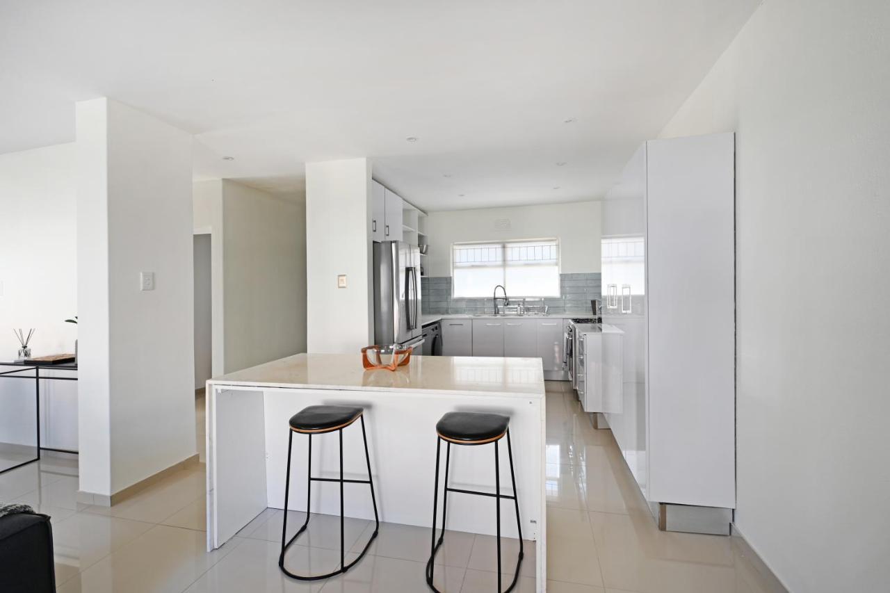 Bantry Bay With Amazing Views And A Short Walk To The Cape Town